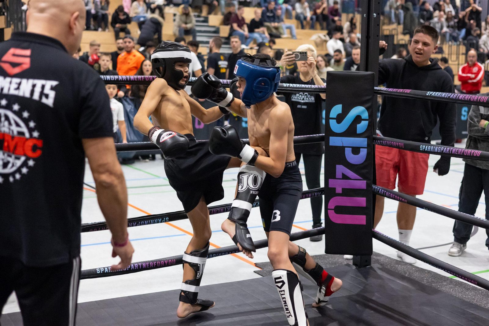 Muay Thai Sparring im SPARRINGPARTNERFORYOU-Ring